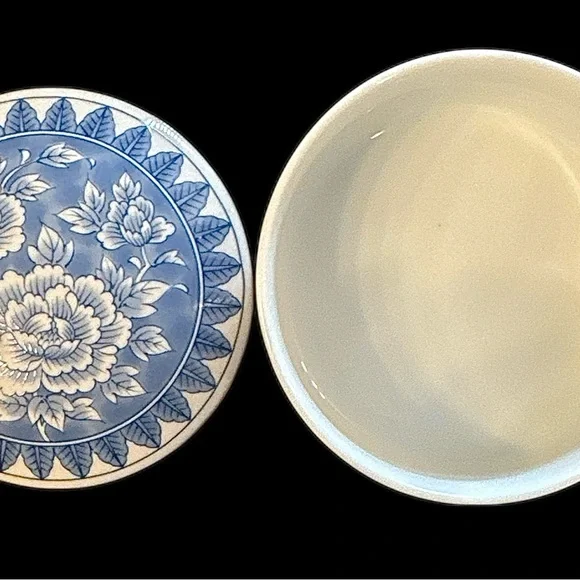 Tiffany & Co. Vintage Blue and White Floral Trinket Box - Picture 3 of 5